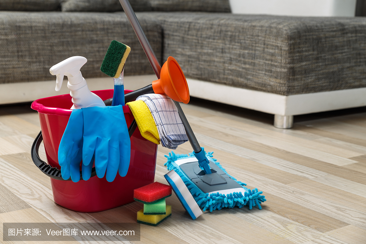 清潔服務。海綿,化學品和拖把。